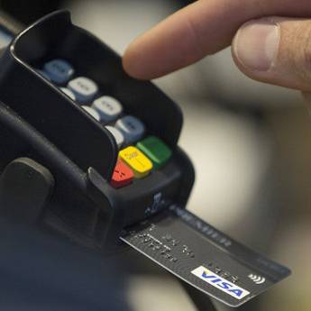 Pode o estabelecimento comercial cobrar preço diferenciado pelo pagamento no cartão?